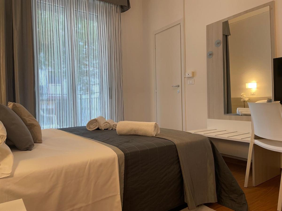 Hotel Augustus Milano Marittima Exteriör bild