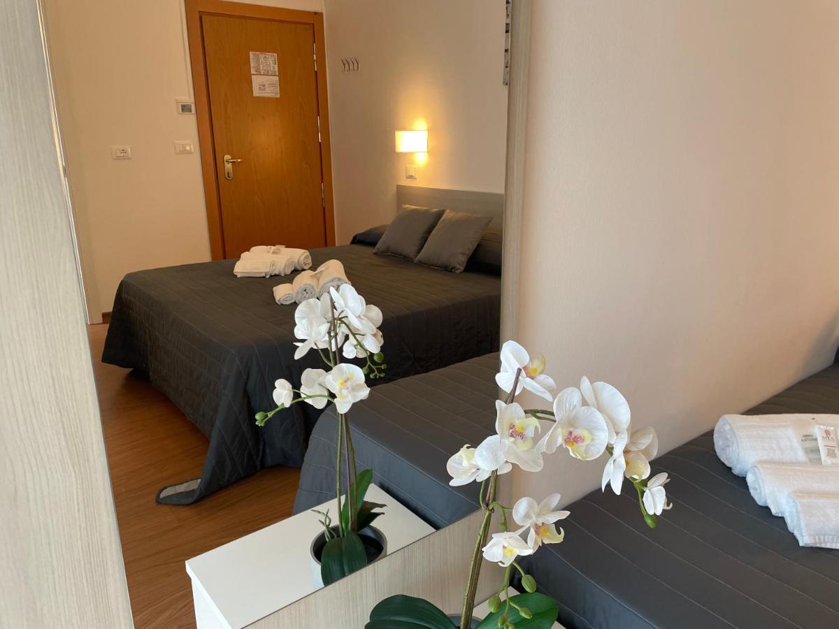 Hotel Augustus Milano Marittima Exteriör bild
