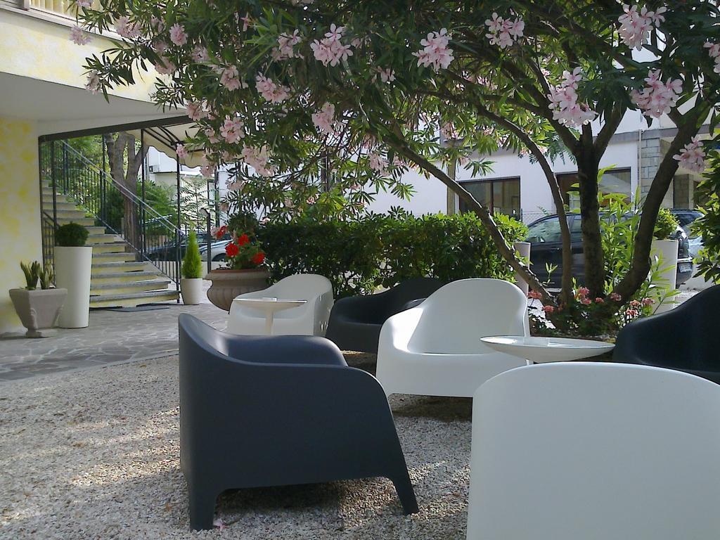 Hotel Augustus Milano Marittima Exteriör bild
